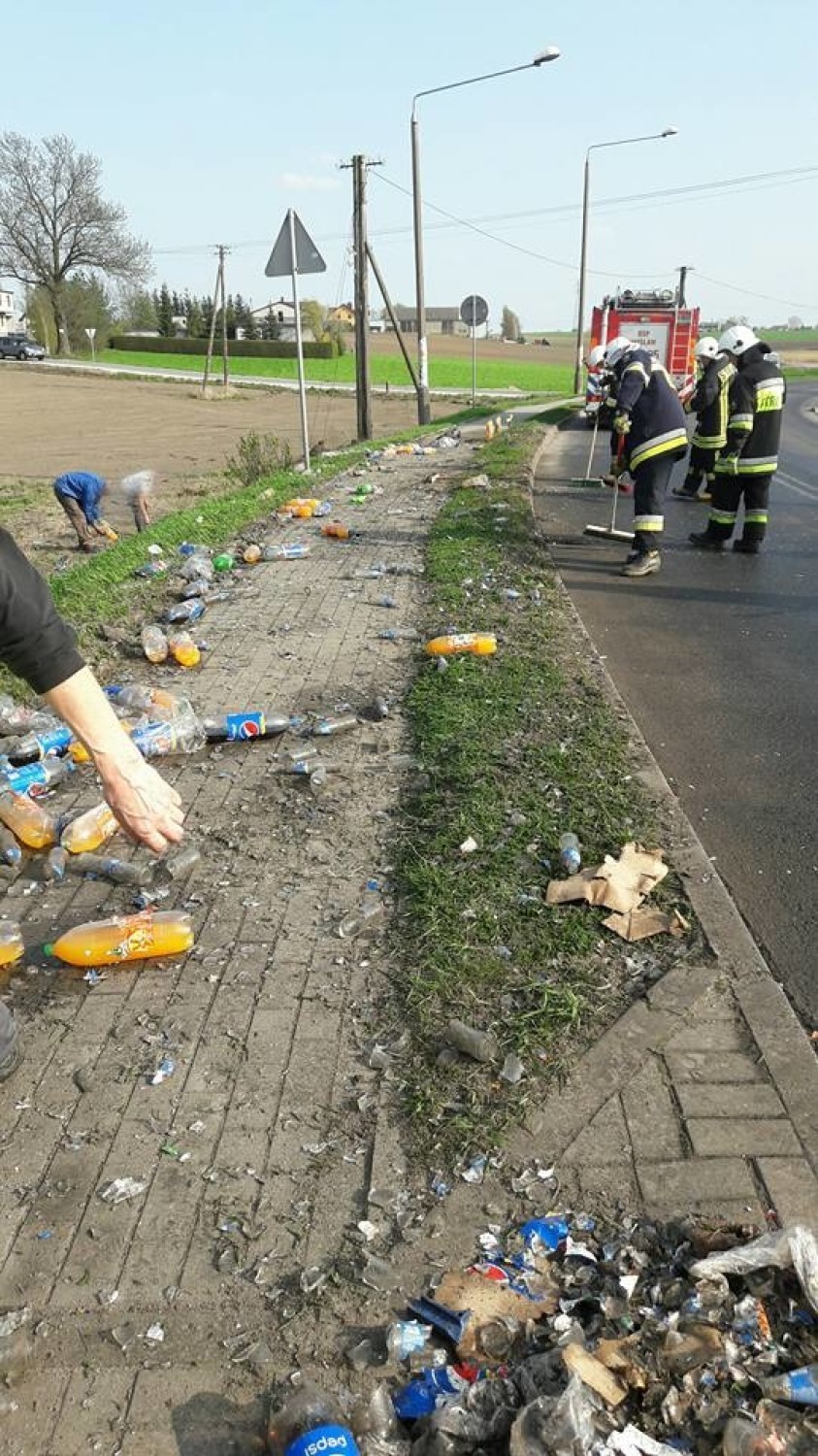 80 skrzynek z coca-colą w  szklanych butelkach wypadło z...