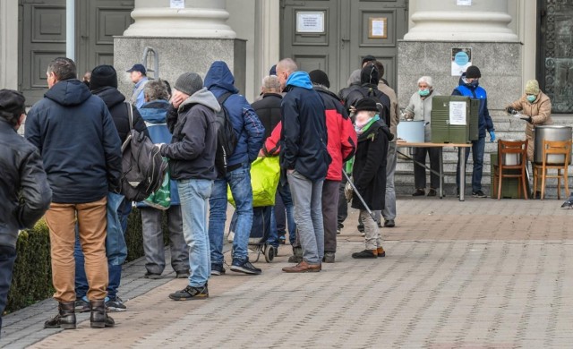 W tym roku dla potrzebujących księża z bazyliki przygotowali pomieszczenia i kaplicę w lewym skrzydle świątyni. Codziennie kościół wydaje też gorące obiady