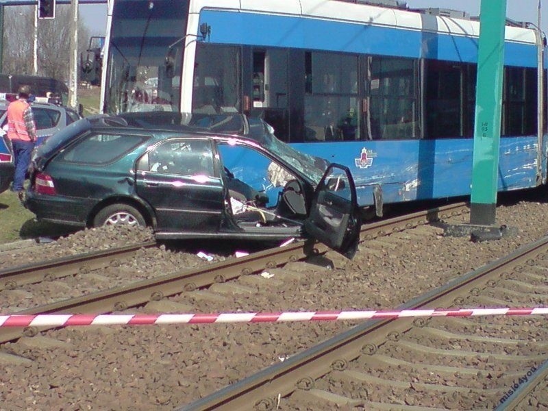 Kraków: wypadek na Kurdwanowie. Kierowca zmarł [ZDJĘCIA]