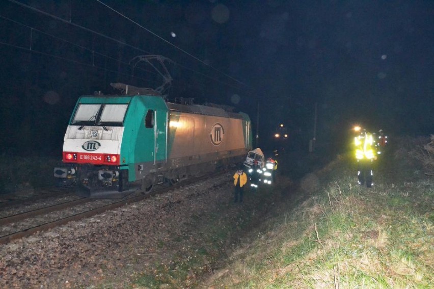 Górzenko: Śmiertelny wypadek. Pociąg zmiażdżył opla corsę, którą mógł prowadzić polityk SLD [FOTO]