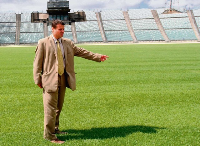 Dyrektor Stadionu Śląskiego Marek Szczerbowski pokazuje nową chorzowską murawę