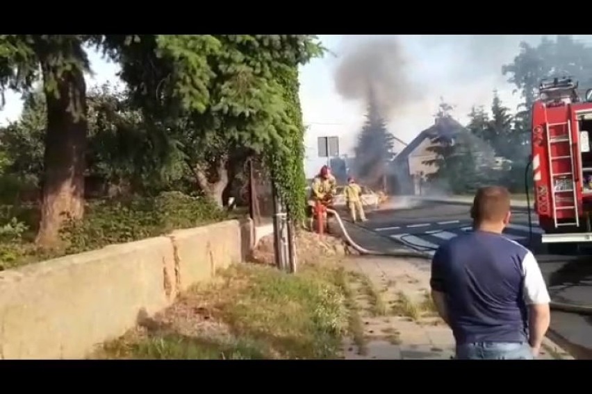 Pożar samochodu w Dąbrowie. Pasażerowie w porę opuścili...