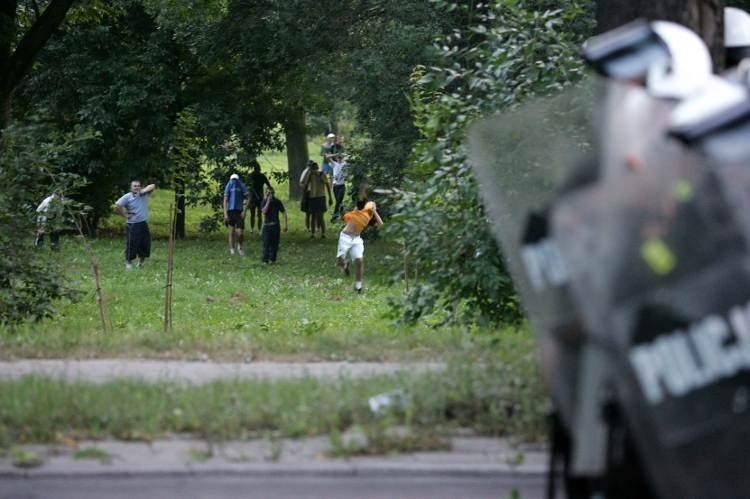 Po meczu na policjantów poleciały butelki i kamienie