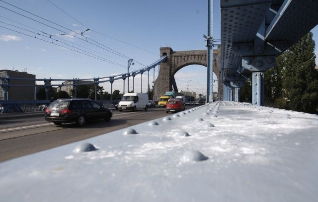 Dopiero dziś sztuczny śnieg ma zniknąć z konstrukcji mostu
