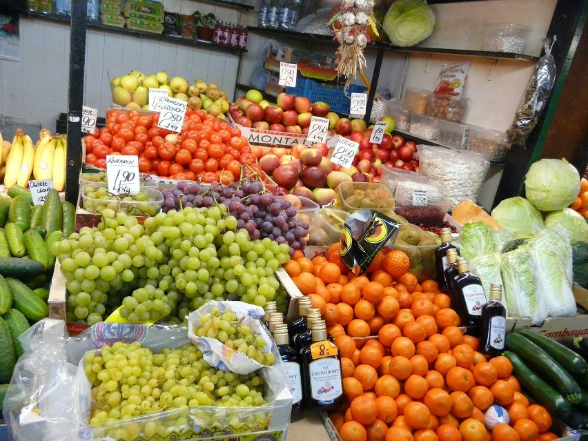 Ceny warzyw na targu przy Ruskiej i pod halą Nova