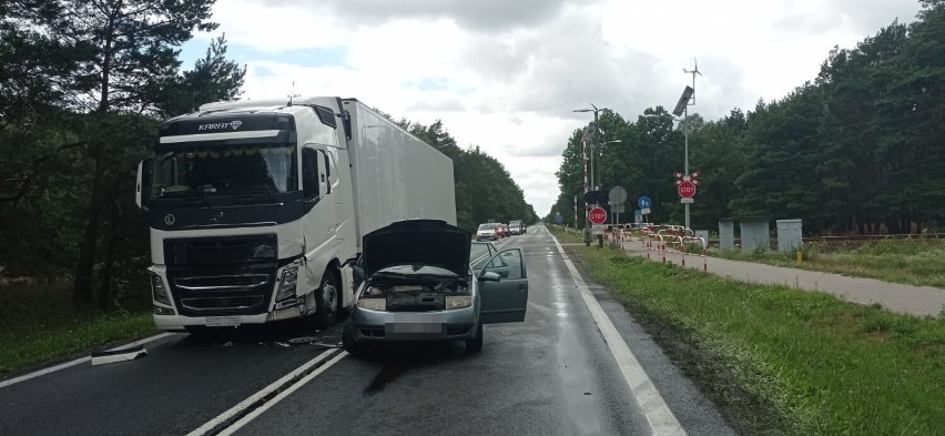 Zderzenie samochodu osobowego i ciężarówki w Rostarzewie
