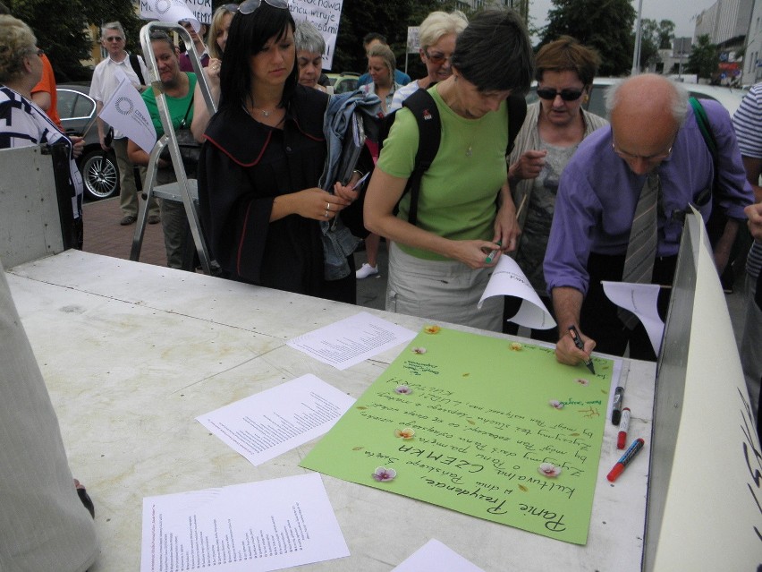 Częstochowa: Walka o Gaude Mater - happening na placu Biegańskiego [ZDJĘCIA]