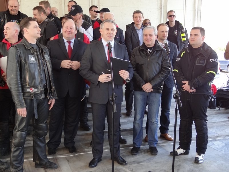 Posłowie przyjechali do Sejmu na motocyklach. Akcja Motoserce [ZDJĘCIA]