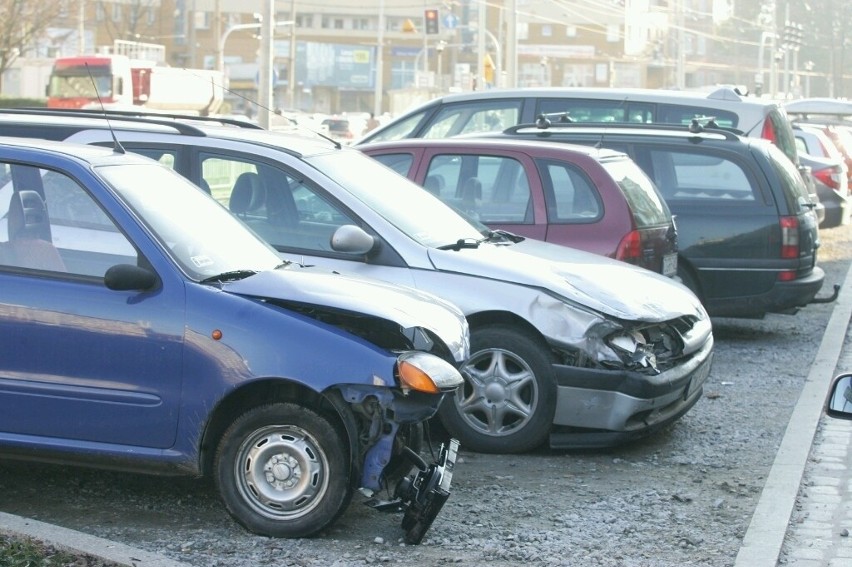 Wrocław: Wypadek na Pułaskiego. Jedna osoba ranna (ZDJĘCIA)