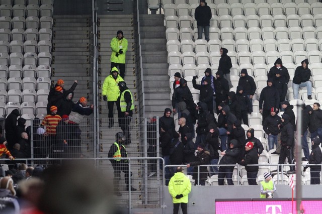 Kraków. Mała zadyma kibiców w trakcie meczu Cracovia - Jagiellonia Białystok