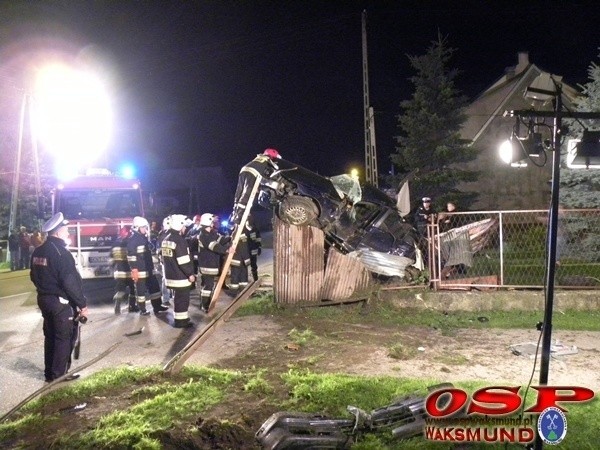 Nocny wypadek w Waksmundzie. Auto zawisło na płocie