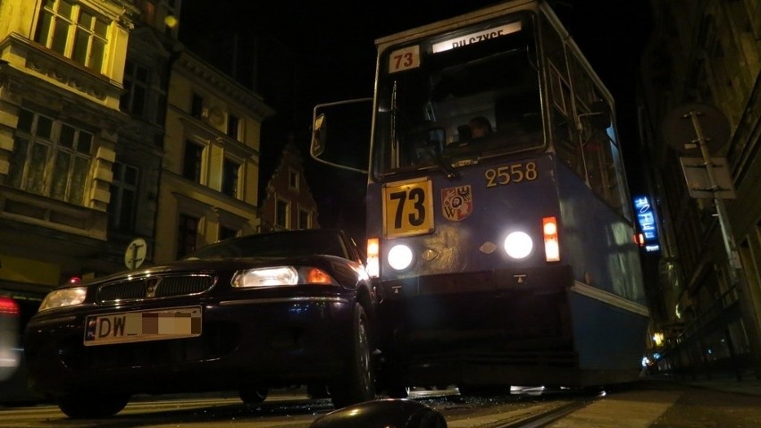 Wrocław: Tramwaj linii 73 zderzył się z autem (ZOBACZ)