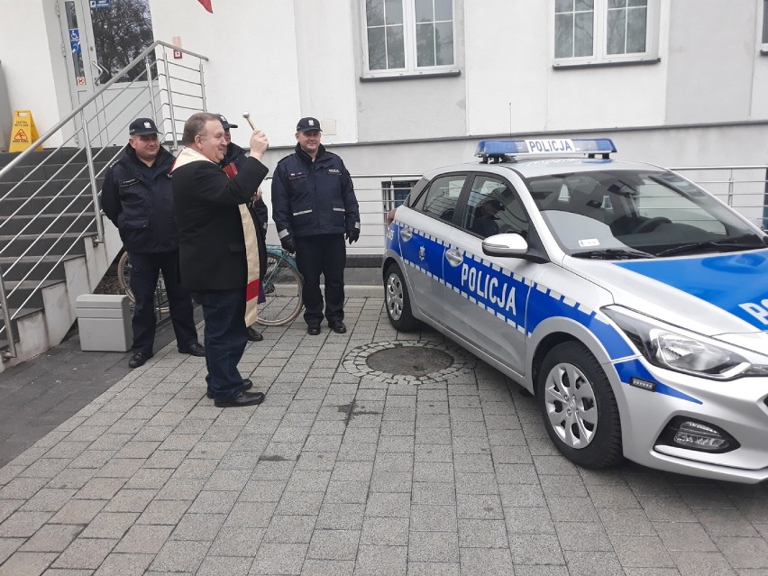 Policjanci z Aleksandrowa Kujawskiego otrzymali nowy radiowóz [zdjęcia] 