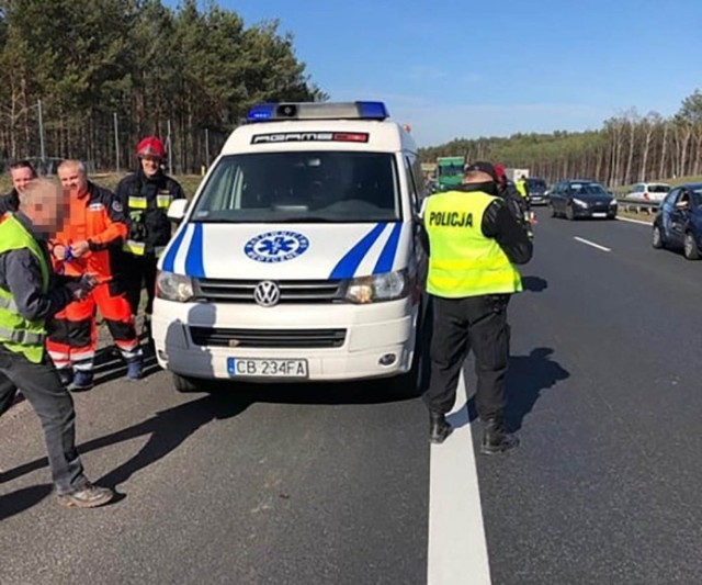 Do wypadku doszło w środę, 20 marca na S3 na wysokości Zawady. 


W stojącego na pasie awaryjnym citorena berlingo uderzył samochód ciężarowy. 

Czytaj również: Tragiczne wypadki w Lubuskiem 

– Jedna osoba została ranna – mówi podinsp. Małgorzata Barska, rzeczniczka zielonogórskiej policji.

Godz. 14.25 Droga S3 (189 km). Odcinek drogi Sulechów - Zielona Góra. Ruch odbywa się jednym pasem. 

Zobacz też wideo: Szaleniec uciekał ulicami Zielonej Góry.  Uderzał w radiowóz, prawie przejechał policjanta


