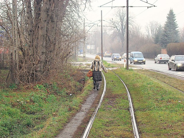 Mieszkańcy ul. Ozorkowskiej w Zgierzu w drodze do domu idą wąską ścieżką wzdłuż toru tramwajowego.