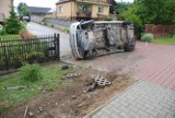 Olbięcin: Bus z pasażerami zjechał z jezdni, przewrócił się na bok i wpadł na posesję ZDJĘCIA