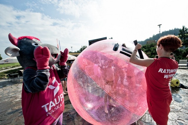 Zorbing, aqua aerobic, wodna koszykówka, liczne konkursy z nagrodami - to wszystko i wiele więcej w najbliższy weekend w Aquadromie. To wszystko w ramach akcji Lato Megamocnych, organizowanej w najbliższy weekend, tj. 24-25 sierpnia w godz. od 9 do 17 wspólnie z firmą Tauron. Na uczestników konkursów czekają nagrody ufundowane przez firmę Tauron, wśród których nagrodą główną jest dmuchany kajak.