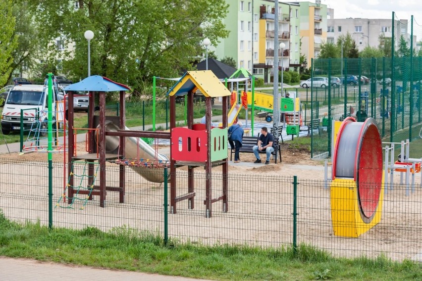 Plac zabaw na osiedlu Tatrzańskim pomiędzy ulicami Pod...