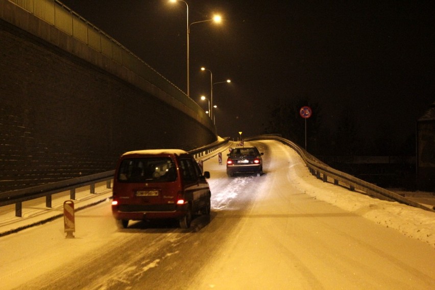 Wrocław: Śnieg znowu utrudnił życie kierowcom. Trudne warunki w nocy (FILM, ZDJĘCIA)
