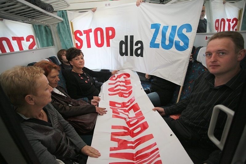 Łódzcy przeciwnicy ZUS na manifestację do Warszawy pojechali...