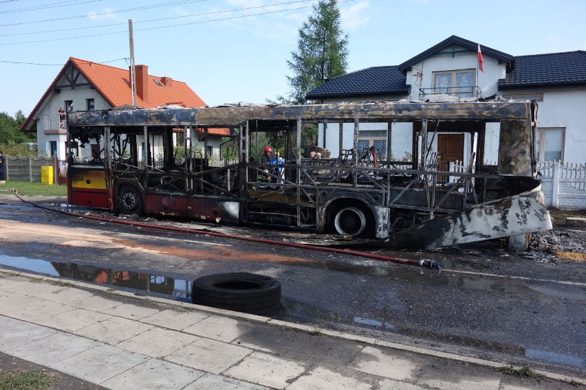 Na ul. Zakładowej zapalił się autobus łódzkiego MPK. Pasażerów ewakuował kierowca [ZDJĘCIA]