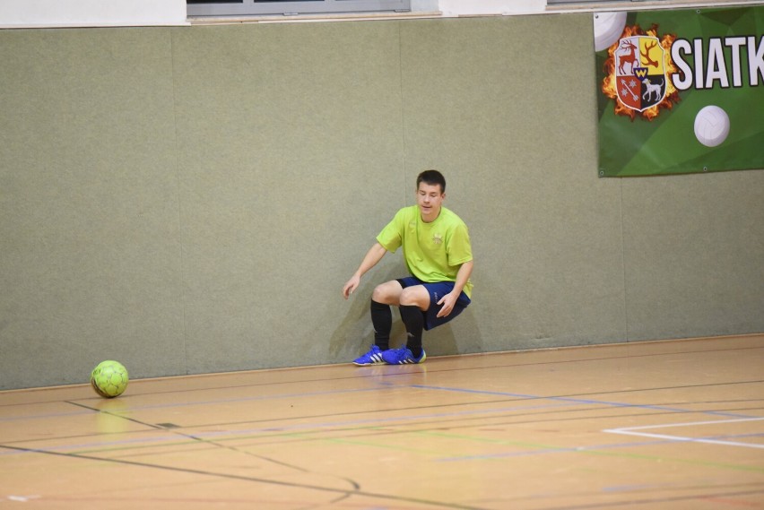 No i wystartowali! Ruszyła Żarska Liga Futsalu. Zamiast na zielonej trawie grają na żółtym parkiecie