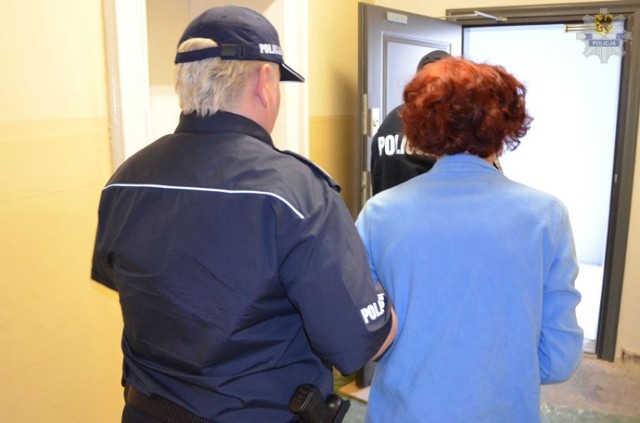 Policjanci z gdańskiej komendy wojewódzkiej zwalczający korupcję zatrzymali 71-letnią lekarkę podejrzewaną o fałszowanie dokumentów lekarskich. - Kobieta brała  pieniądze za poświadczające nieprawdę orzeczenia i dokonywała wpisów w książeczkach zdrowia osób, których nawet nie widziała - tłumaczą policjanci. Tego samego dnia zatrzymana została także 20-latka z Gdańska, która w tym procederze miała uczestniczyć. Obie kobiety usłyszały zarzuty w prokuraturze. 
Za to przestępstwo grozi do 10 lat więzienia.