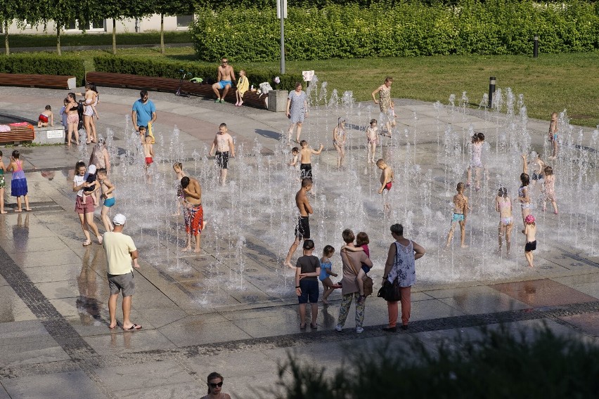 Sposób na upał w Rzeszowie? Fontanna Multimedialna chłodzi mieszkańców stolicy Podkarpacia [ZDJĘCIA]