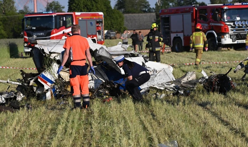 Samolot rozbił się w Rębielicach, pod Kłobuckiem. To była awionetka, dwie osoby nie żyją. Zginął prawdopodobnie znany pułkownik z matką