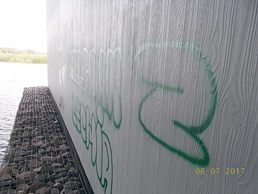 Grafficiarze po swojemu "ozdabiali" nowy most w Malborku. Zatrzymani przez Straż Miejską