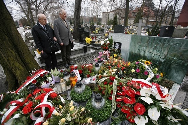 Kwiaty na grobie Krystyny Bochenek