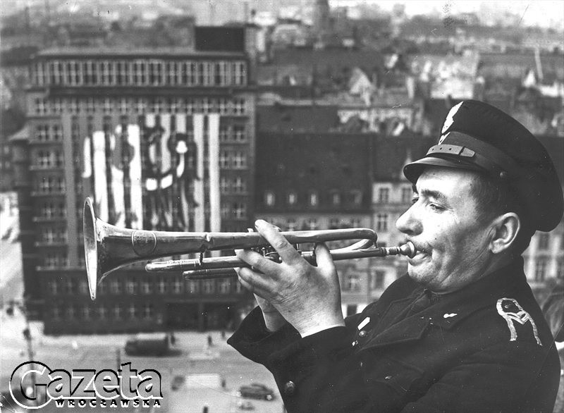 ROK 1968. RYNEK-RATUSZ. DNI WROCŁAWIA. O GODZ. 12 Z WIEŻY...