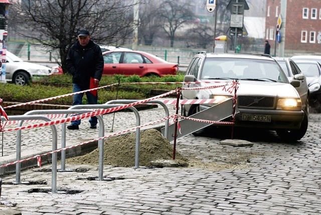 Stojaki przy ul. Rzeźniczej ustawiono tak, że większe samochody mogą mieć kłopot z przejazdem