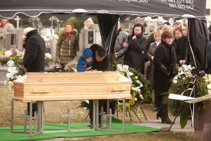 Pogrzeb Grażyny Kuliszewskiej w Borzęcinie. Tłumy pożegnały zaginioną w nocy z 3 na 4 stycznia kobietę [ZDJĘCIA]