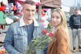 Dzień Kobiet 2020 w Bełchatowie. Mężczyźni kupowali kwiaty dla swoich pań [ZDJĘCIA]