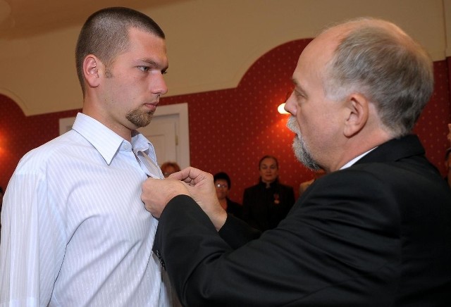 Marcin Andrzejak otrzymał medal za ofiarność i odwagę od wojewody wielkopolskiego Piotra Florka