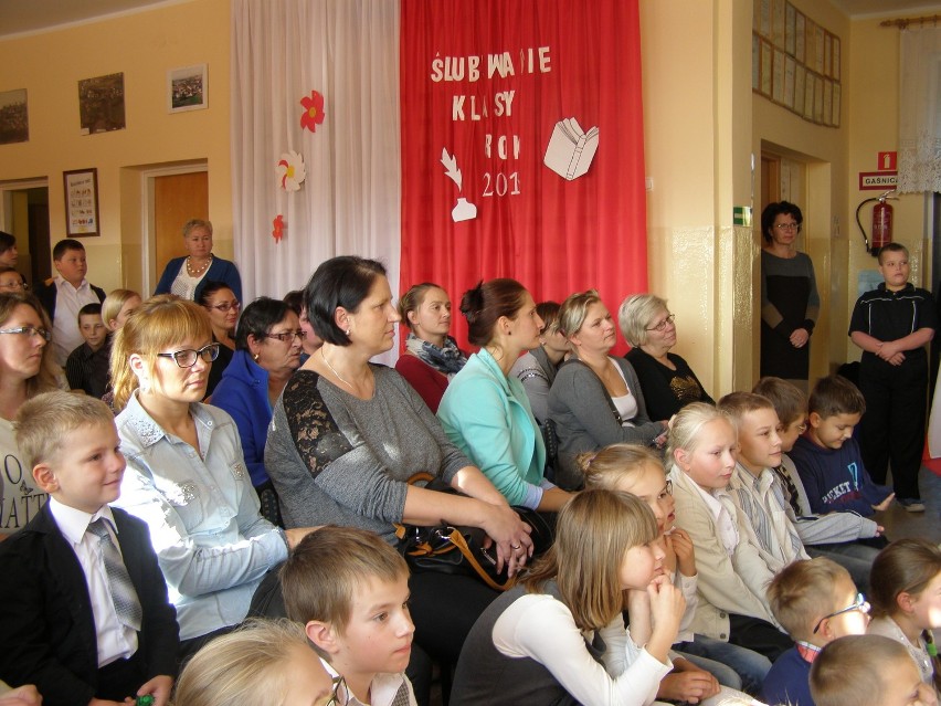 Ślubowanie w szkole podstawowej w Kożyczkowie