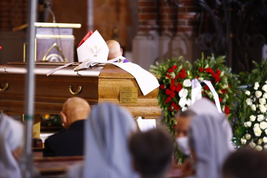 Pogrzeb arcybiskupa Henryka Hosera. Duchowny spoczął w podziemiach katedry warszawsko-praskiej