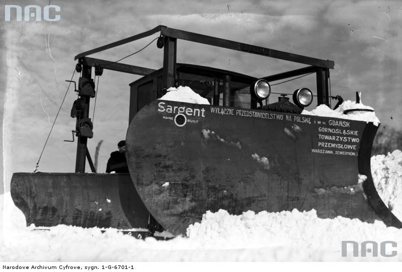 Pług snieżny firmy Sargent podczas odśnieżania drogi...