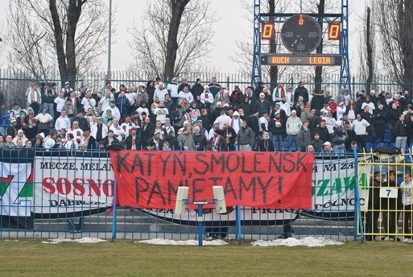 Kibice na meczu Ruch Chorzów - Legia Warszawa: &quot;Katyń, Smoleńsk. Pamiętamy!&quot; [ZDJĘCIA]