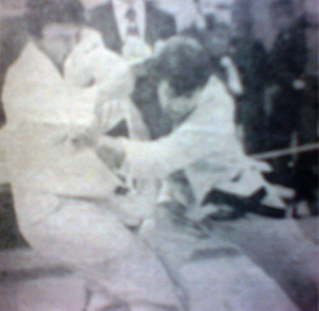 Walka z legendarnym zawodnikiem polskiego judo - Januszem Pawłowskim (z prawej) na Mistrzostwach Polski seniorów w Warszawie w 1983 r.