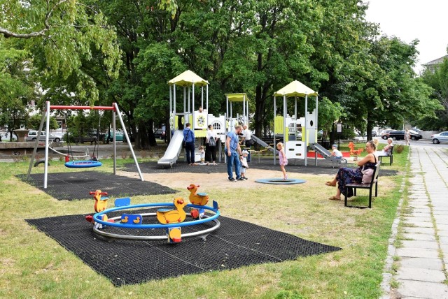 Nowy plac zabaw w Opolu powstał na terenie u zbiegu ulic Pułaskiego i Waryńskiego. Pojawił się tam "zamek" ze zjeżdżalniami, mostem wiszącym, a także przyrządami do gry w kółko i krzyżyk oraz do kręcenia i obracania. Jest też "sklepik".

Inwestycja kosztowała około 200 tys. zł. W jej skład weszły też takie atrakcje, jak piaskownica, huśtawki, trampolina oraz karuzela, na której trzeba pedałować, aby się kręciła.

Obok powstał też teren rekreacyjny i miejsce spotkań, z ławkami oraz stołami do gry w szachy oraz chińczyka.