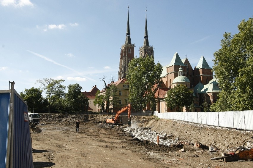 Wrocław: Koło katedry ruszyła budowa hotelu