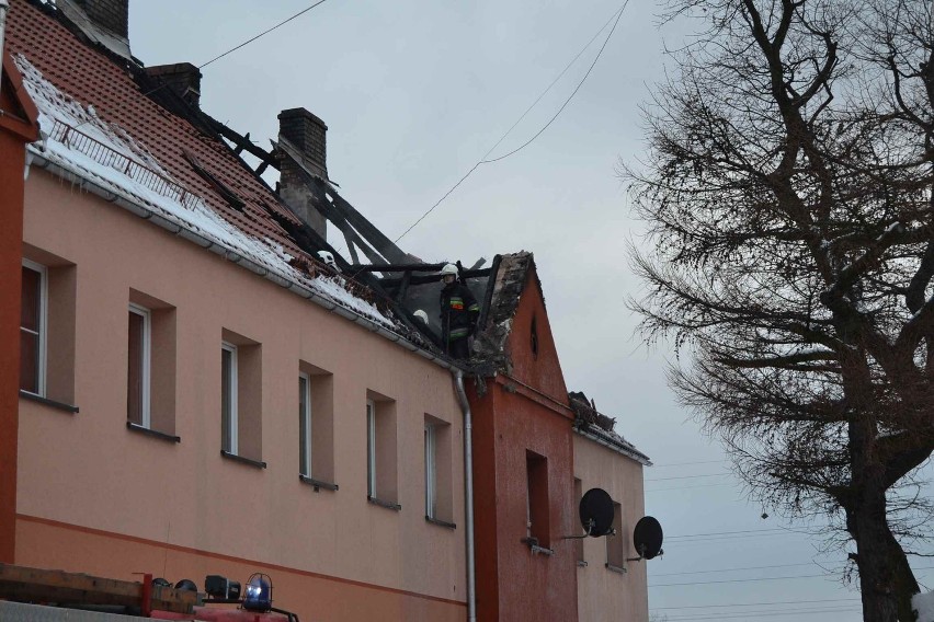 Pożar w Lęborku. Ewakuowano 22 osoby z kamienicy, w której płonęło poddasze ZDJĘCIA