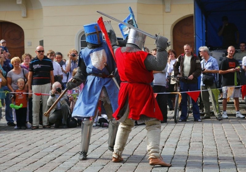 Pokazy walk rycerzy i średniowiecznych wojów były dzisiaj...