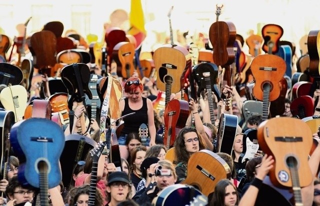 W zeszłym roku udało się zebrać na wrocławskim Rynku 6.346 gitarzystów