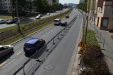 Trwa budowa ścieżki rowerowej na ul. Legnickiej. Jeden pas dla samochodów zamknięty [zdjęcia]