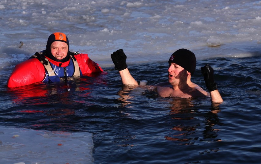 Gdynia: Flesz z przeszłości. 24.01.2010. Siarczysty mróz i zamarznięte morze w Śródmieściu!