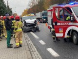 Wypadek w Walidrogach pod Opolem. Bus uderzył w tył samochodu terenowego. Ranny został policjant