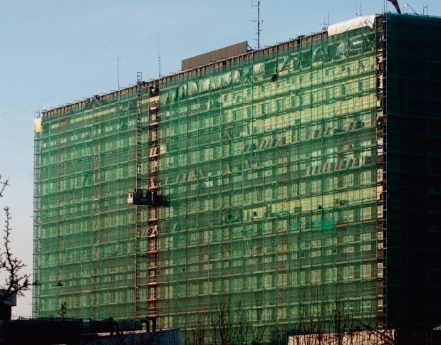 Pokryty zieloną siatką budynek nie wygląda najlepiej